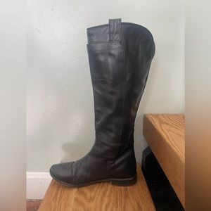 Pre-Loved Frye Paige Tall Riding Boot in black Size 7.5